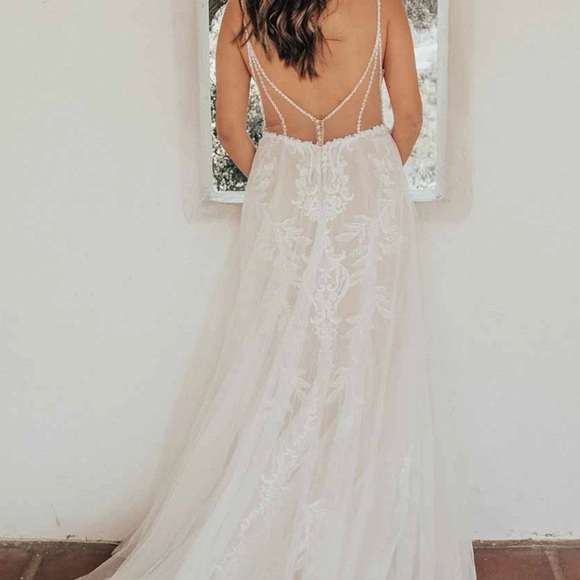 Elegant White Lace Wedding Dress - Picture 5 of 8